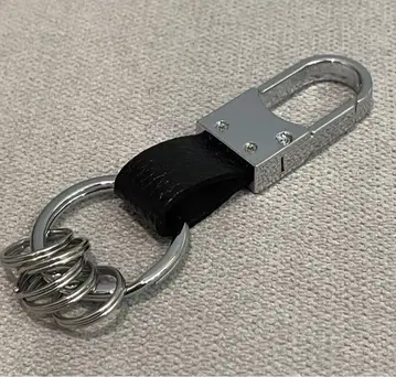 실버와 블랙의 모던한 키링