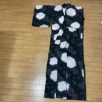 여성용 유카타 블랙 베이스에 꽃무늬