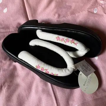 꽃무늬 자수가 들어간 소프트 일본 나막신