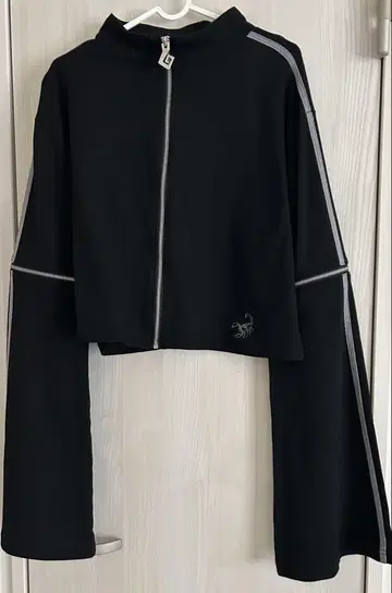목 뒤쪽의 불규칙한 비대칭성, 검은색
