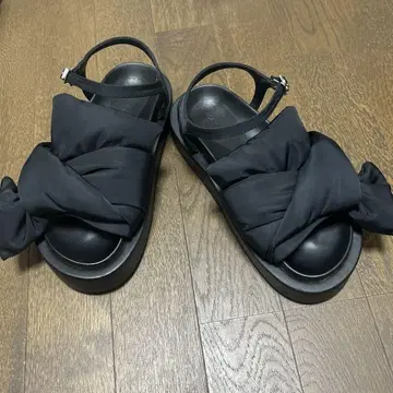 크로스 디자인 리본 포함 블랙 샌들
