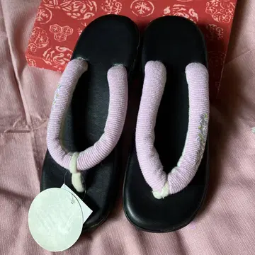 소프트 일본 나막신 블랙과 연보라 꽃 자수 새상품