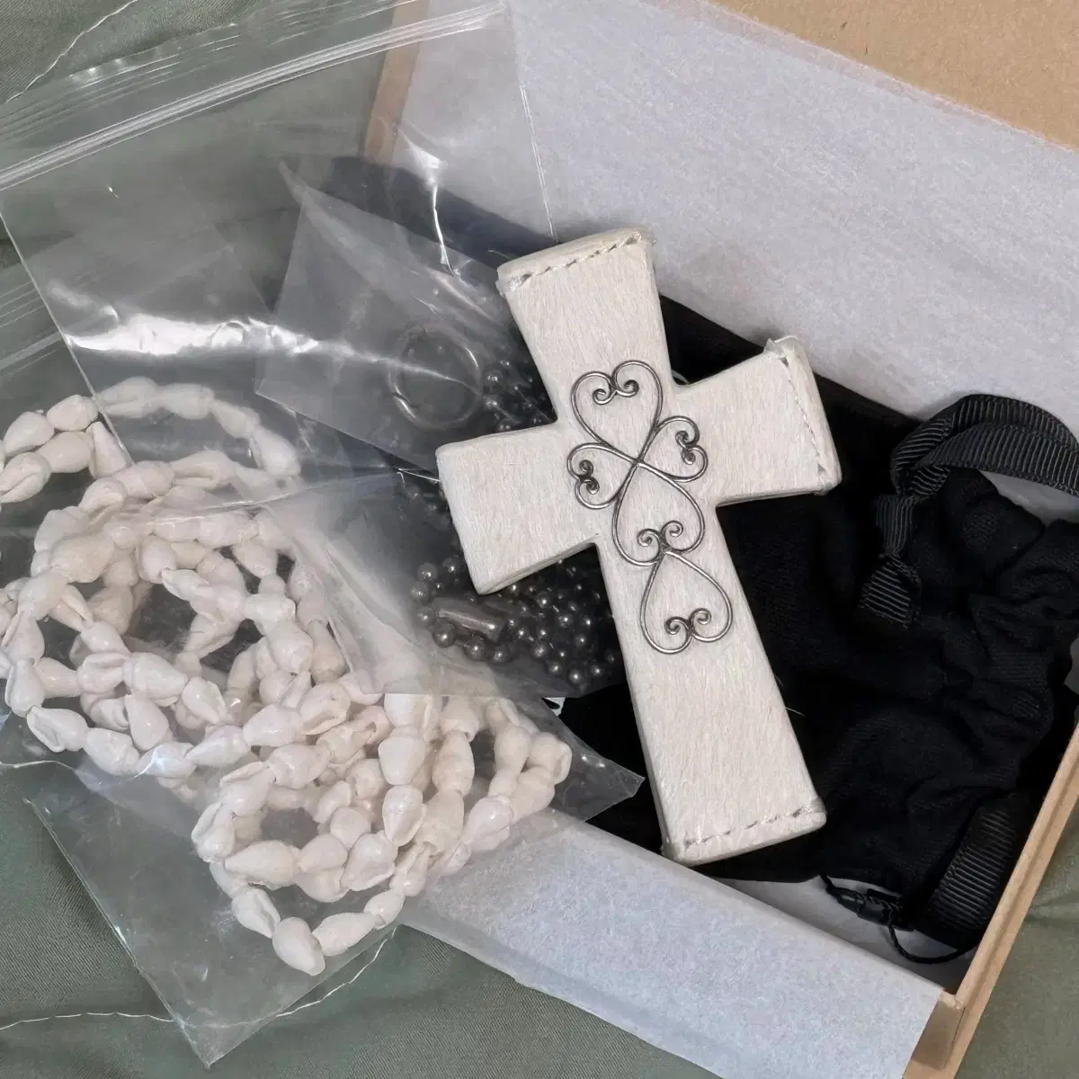 Sculptor Cross Leather Strap Wallet ホワイト Cross Hair On Strap