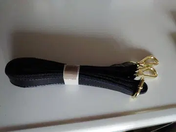 블랙 숄더 스트랩 골드 금장 장식