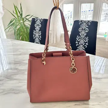 마이클코어스 MICHAEL KORS 사피아노 가죽 토트백