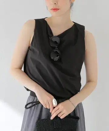 블랙 슬리브리스 탑