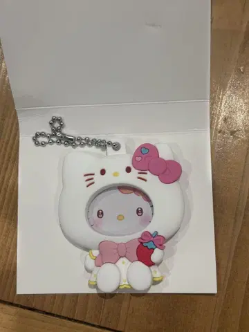 사진 배지가 있는 마스코트