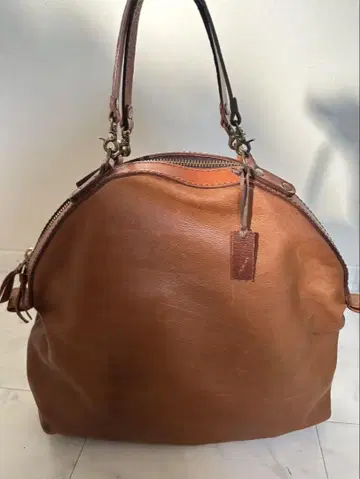 오르간 헤르츠 토트백 카멜 가죽 로고 엠보싱