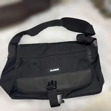 X-LARGE 메신저 백 블랙