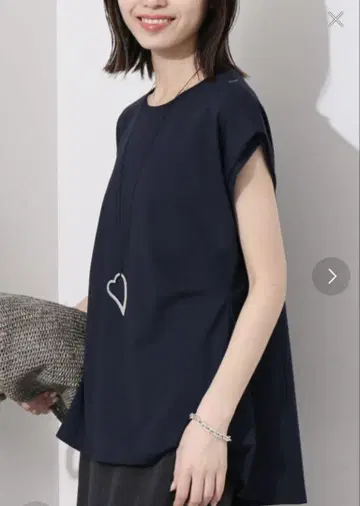 네이비 슬리브리스 상의