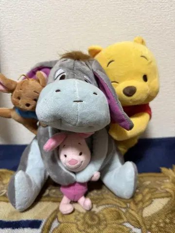 푸우와 다른 캐릭터의 봉제 인형