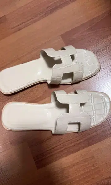 크로코 무늬 베이지 슬리퍼 샌들