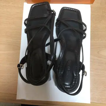 스트랩이 달린 샌들