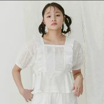 프릴이 달린 화이트 블라우스 반팔