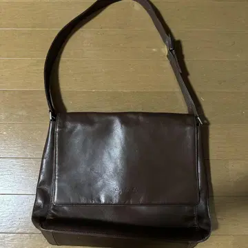 agnes b. 다크 브라운 가죽 숄더백