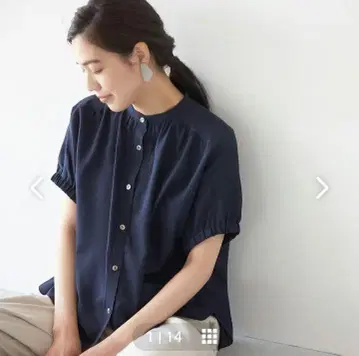 북유럽 생활용품점 '히라리, 광택이 감도는' 개더 소매 블라우스 네이비