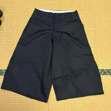 네이비 숏 팬츠 백 포켓 부착