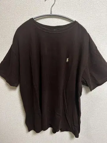 브라운 티셔츠 작은 자수 로고