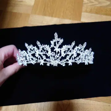 미사용 실버 꽃 모티브 티아라