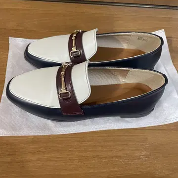화이트 네이비 로퍼 금장 장식