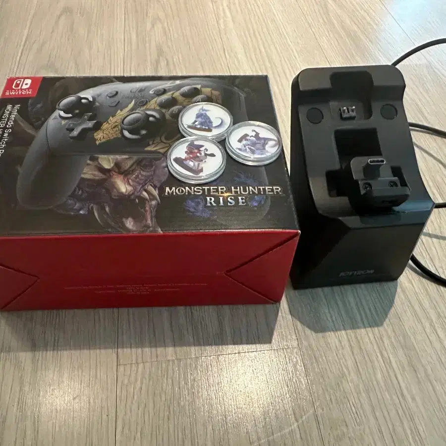 Nintendo Switch Pro Controller + Joytron Charging Dock #닌텐도스위치,#컨트롤러,#아미보,# 스위치,#닌텐도프로콘 on Bunjang Global Site.