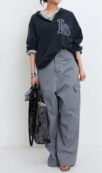 라빠르망 REMI RELIEF HENLEY NECK PRINT TEE