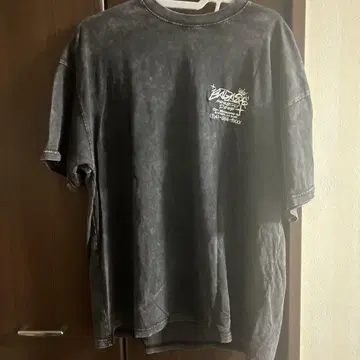 SPINNS 다크 그레이 티셔츠 그래픽 프린트