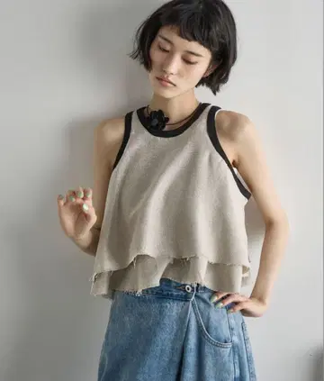 린넨 같은 바이컬러 파이핑 컷오프 프릴 아메스리 블라우스