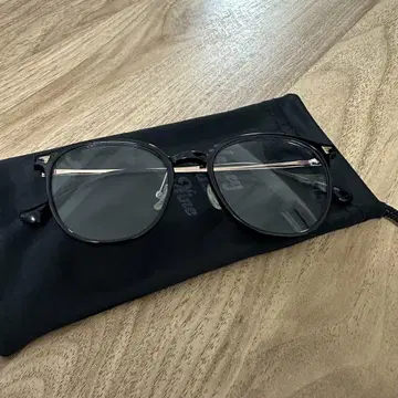 블랙 오벌 안경 케이스 포함