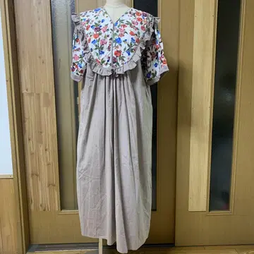 꽃무늬 프릴이 달린 롱 원피스
