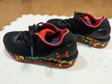 Under Armour 스니커즈 블랙/멀티 컬러 24cm