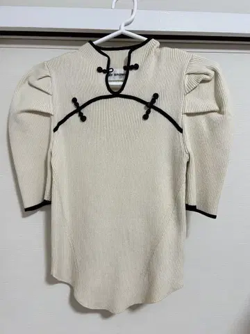 릴리 브라운 차이나 디테일 니트 탑