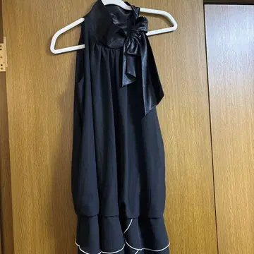 리본 포함 블랙 슬리브리스 드레스