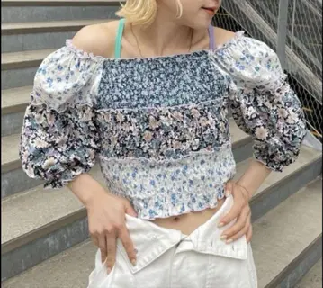 HELLO.SANFRANCISCO 배치 워크 플라워 셔링 블라우스