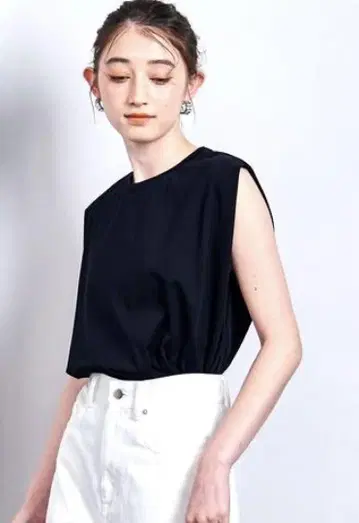 UNITED ARROWS 숄더 턱 슬리브리스 티셔츠 블랙