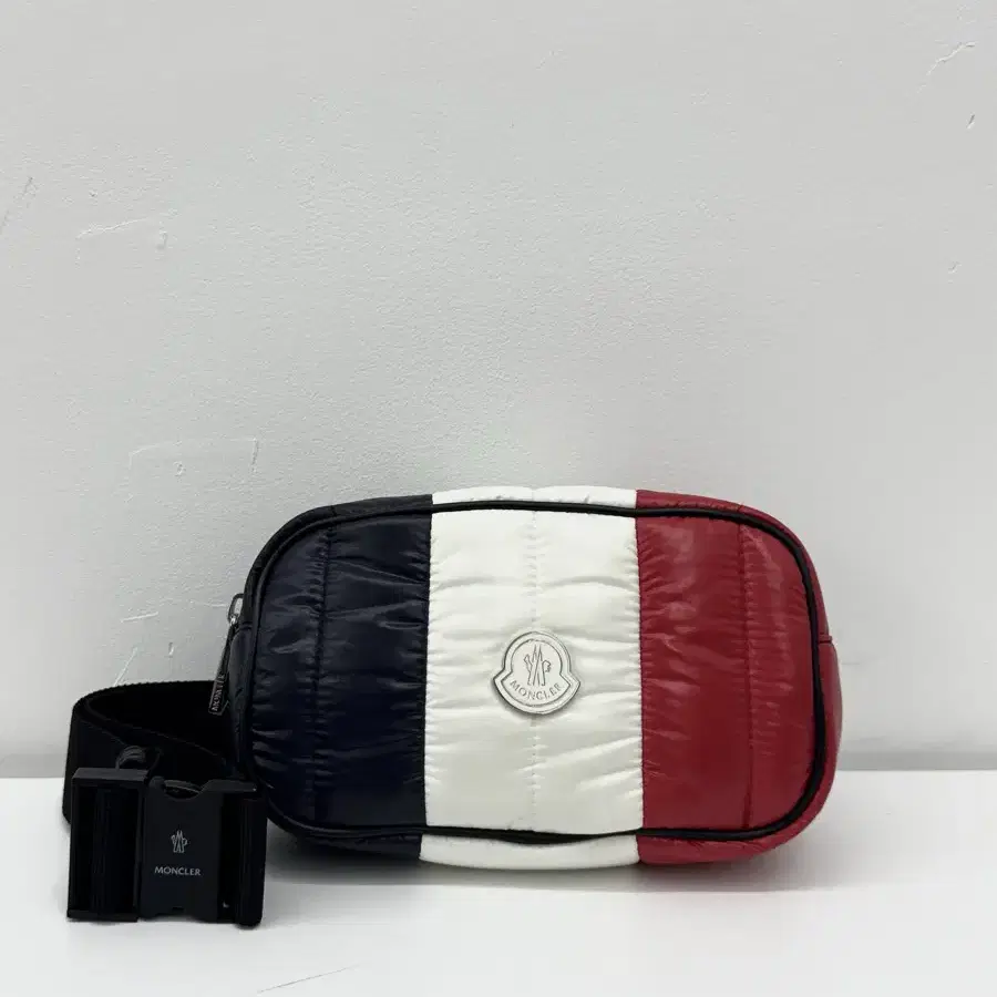 【送料&関税込】Moncler Logo Patch Belt Bag Moncler Logo Patch Belt Bag | italist
