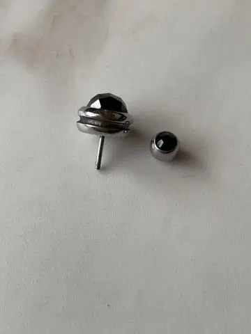블랙 한쪽 귀걸이