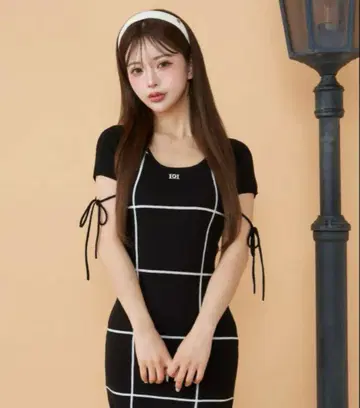 다리치 백 오픈 스티치 니트 미니 원피스