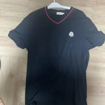 블랙 V넥 티셔츠 빨간색 옷깃 로고 자수