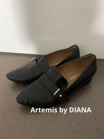 Artemis by DIANA 벨트 악센트 로퍼