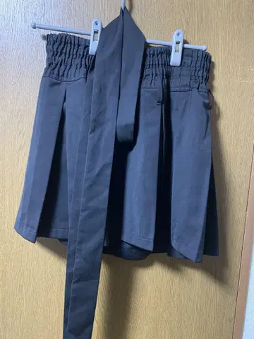 블랙 플리츠 스커트 허리 밴딩, 안쪽은 케롯으로 마감되어 있습니다.