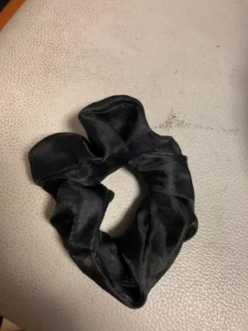 블랙 새틴 헤어 스크런치