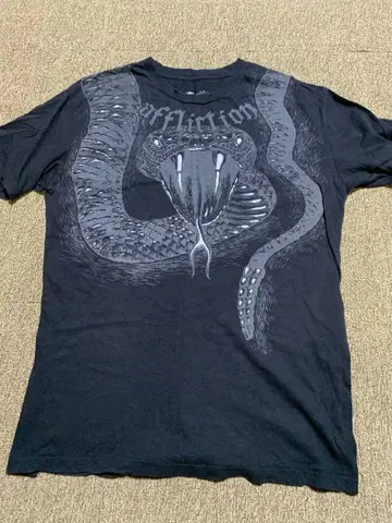 Affliction 스네이크 프린트 티셔츠 L 사이즈