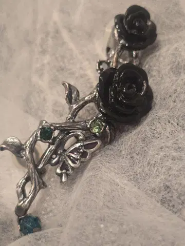 ANNA SUI 이어 클립 장미