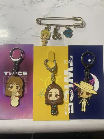 TWICE 쯔위 키링, 배지