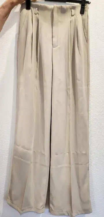 아틀리에 나인 베이지 와이드 팬츠 백 포켓 부착 한국
