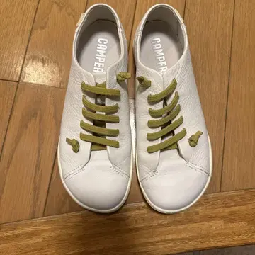 CAMPPER 화이트 가죽 스니커즈