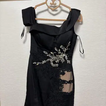 오프숄더 블랙 드레스 비쥬 자수