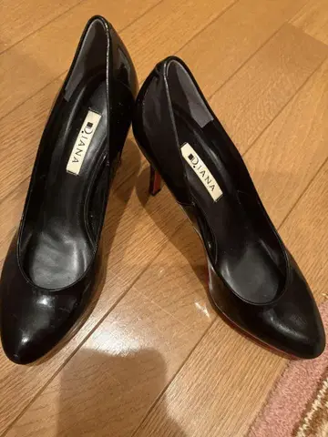 다이애나 블랙 에나멜 펌프스