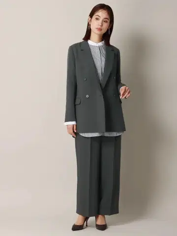 수트 스퀘어 더블 브레스트 자켓과 팬츠 셋업 그레이